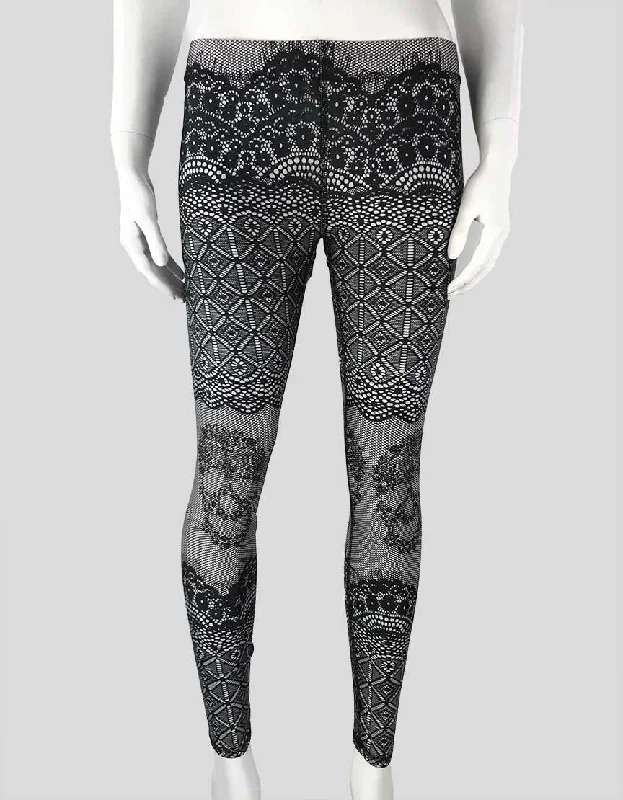 Zara Terez Black And White Skull Lace Performance Leggings Medium Cozy Sweat-Wicking Leggings Zara Terez Black And White Skull Lace Performance Leggings Medium Cozy Sweat-Wicking Leggings